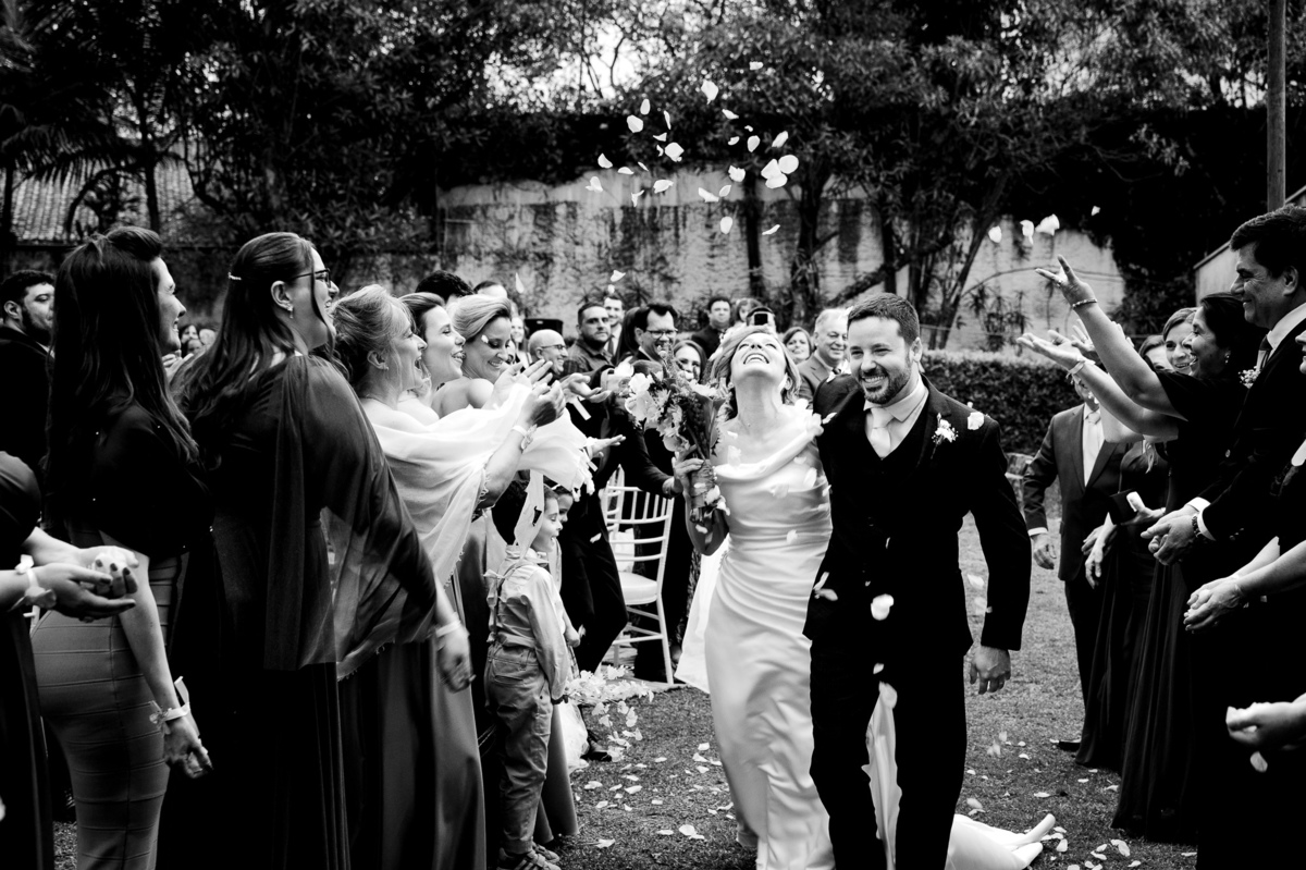 foto espontânea, casamento, wedding, saida dos noivos com petalas de rosas brancas, foto preto e branco