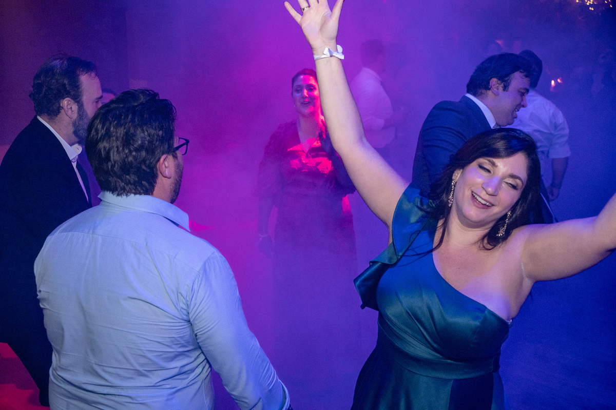 foto espontânea, casamento, wedding, festa de casamento, convidados dançando 