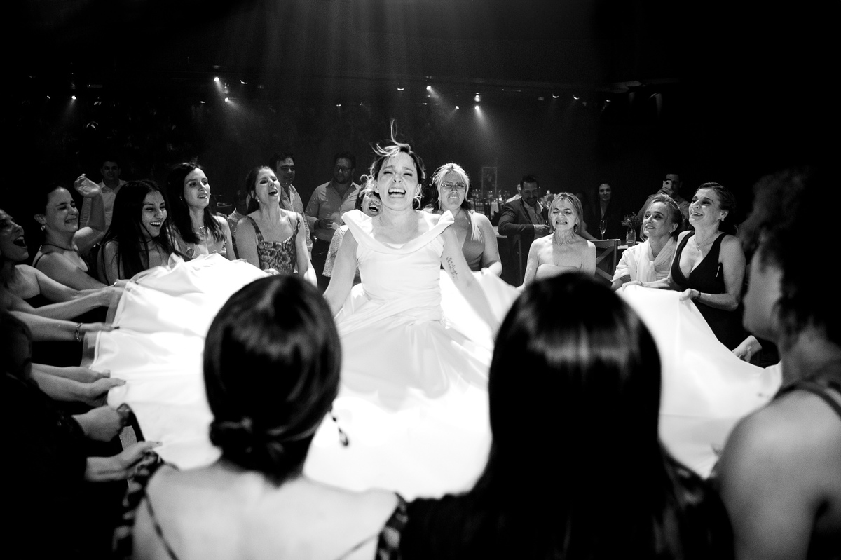 foto espontânea, casamento, wedding, festa de casamento, convidados dançando junto com a noiva