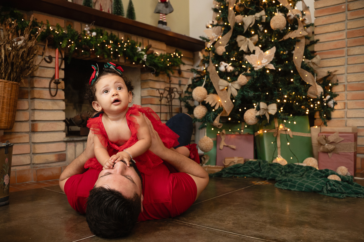 Ensaio de natal, natal 2024, ensaio de família, fotografia do pai brincando com a filha