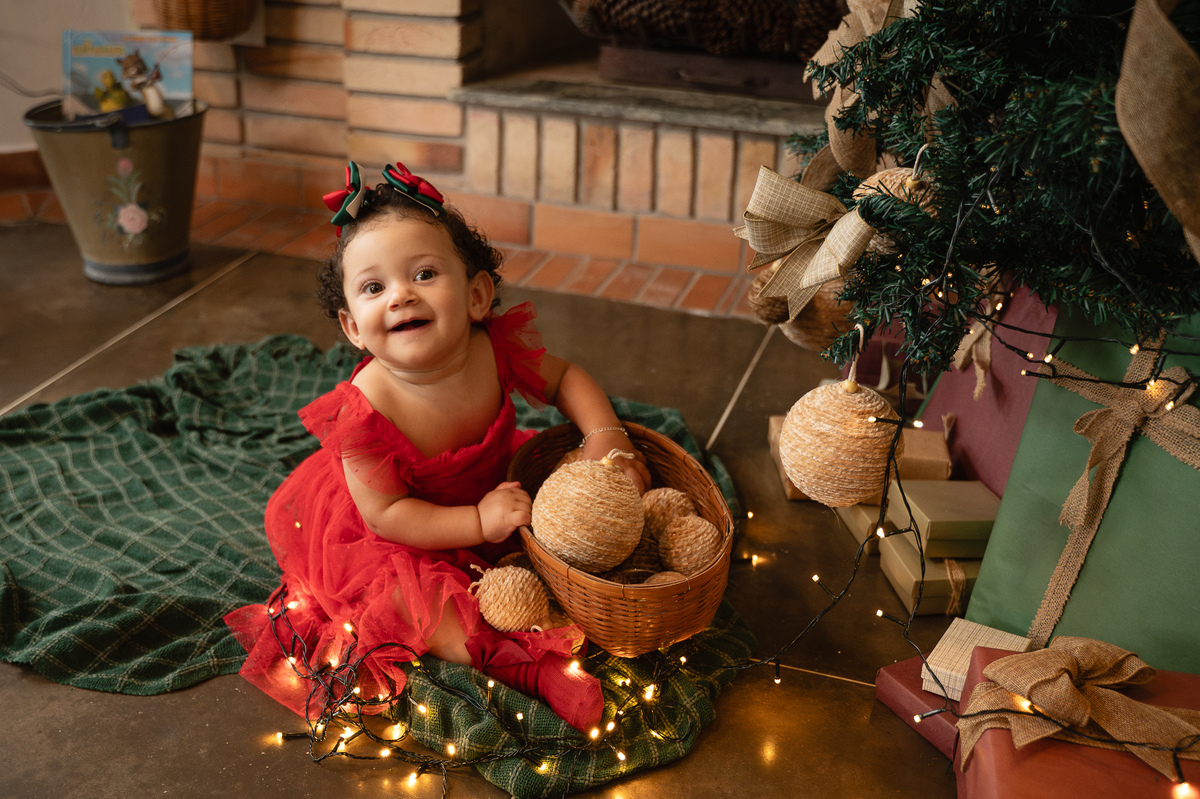 Ensaio de natal, natal 2024, ensaio de família, bebê na árvore de natal
