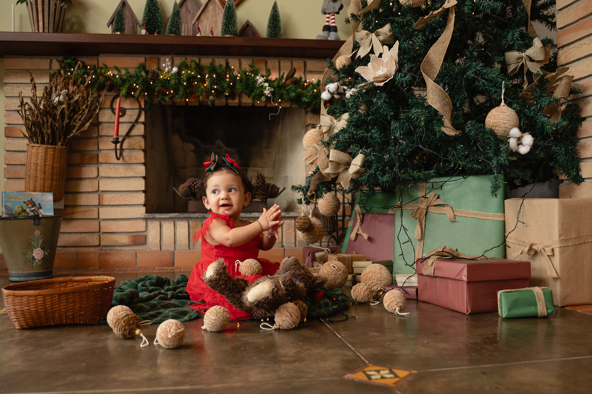 Ensaio de natal, natal 2024, ensaio de família, criança montando a árvore de natal