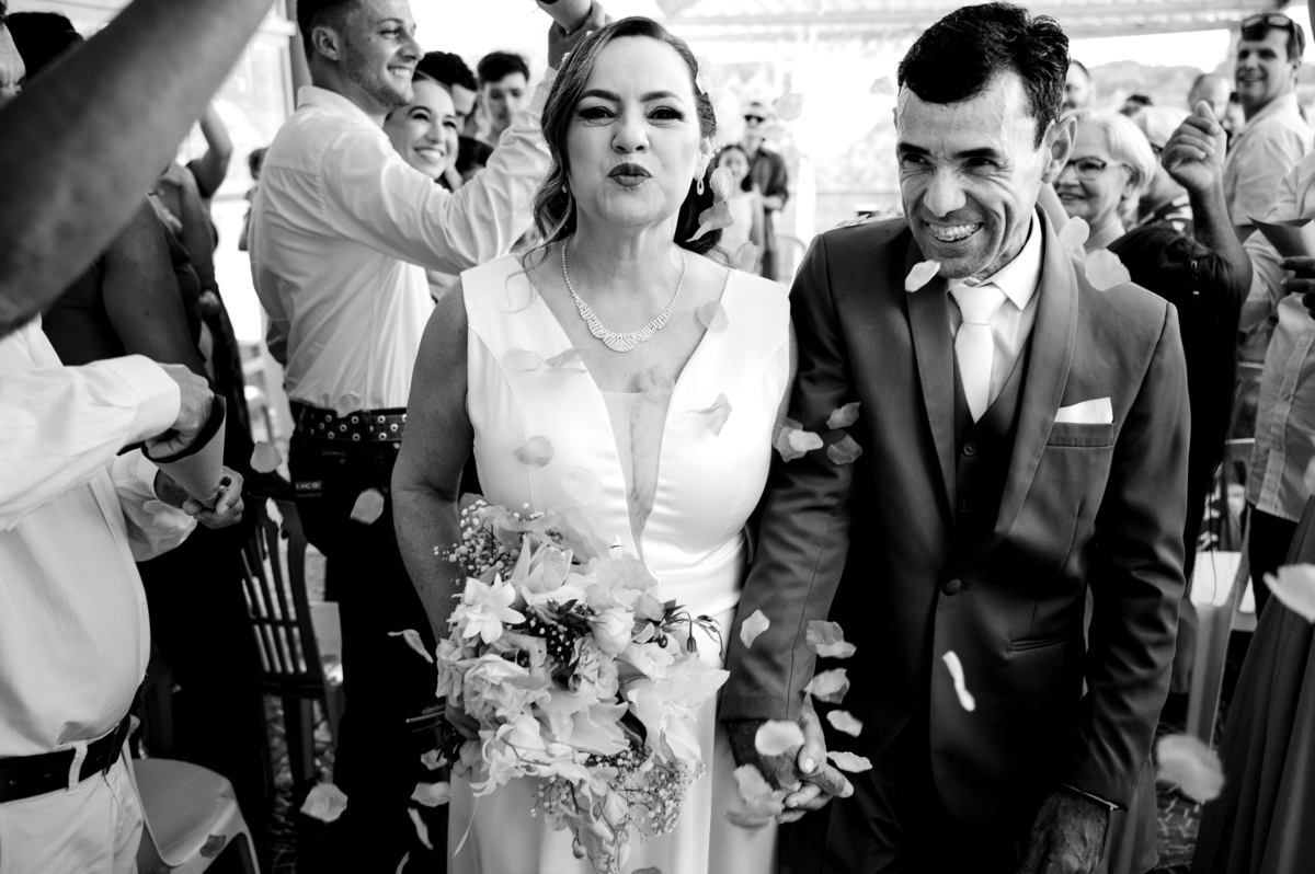 fotografia de casamento, cerimônia, felicidade dos noivos, preto e branco