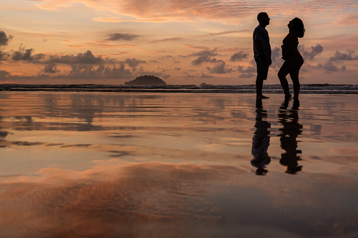 ensaio de gestante, gestar, ensaio de casal, praia, nascer do sol