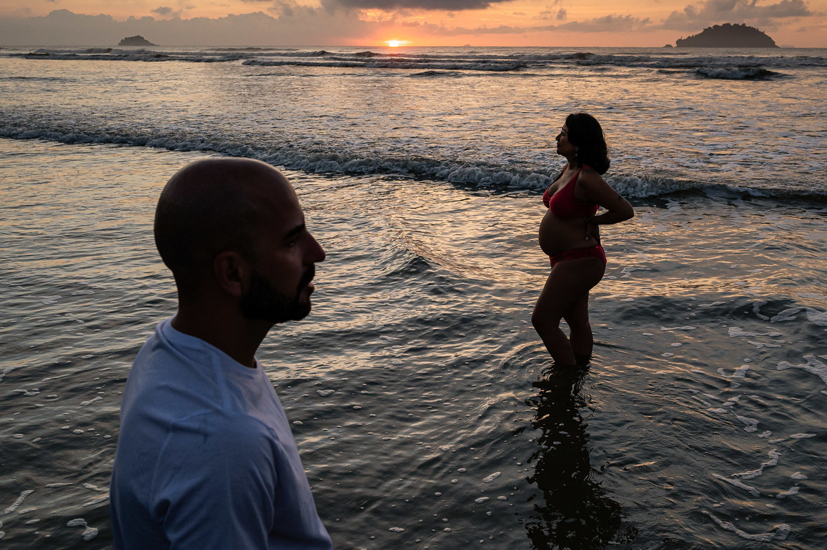 ensaio de gestante, gestar, ensaio de casal, praia, nascer do sol