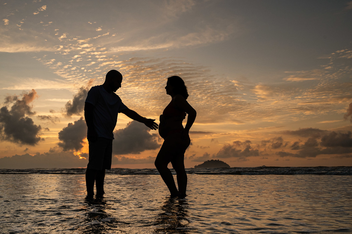 ensaio de gestante, gestar, ensaio de casal, praia, nascer do sol