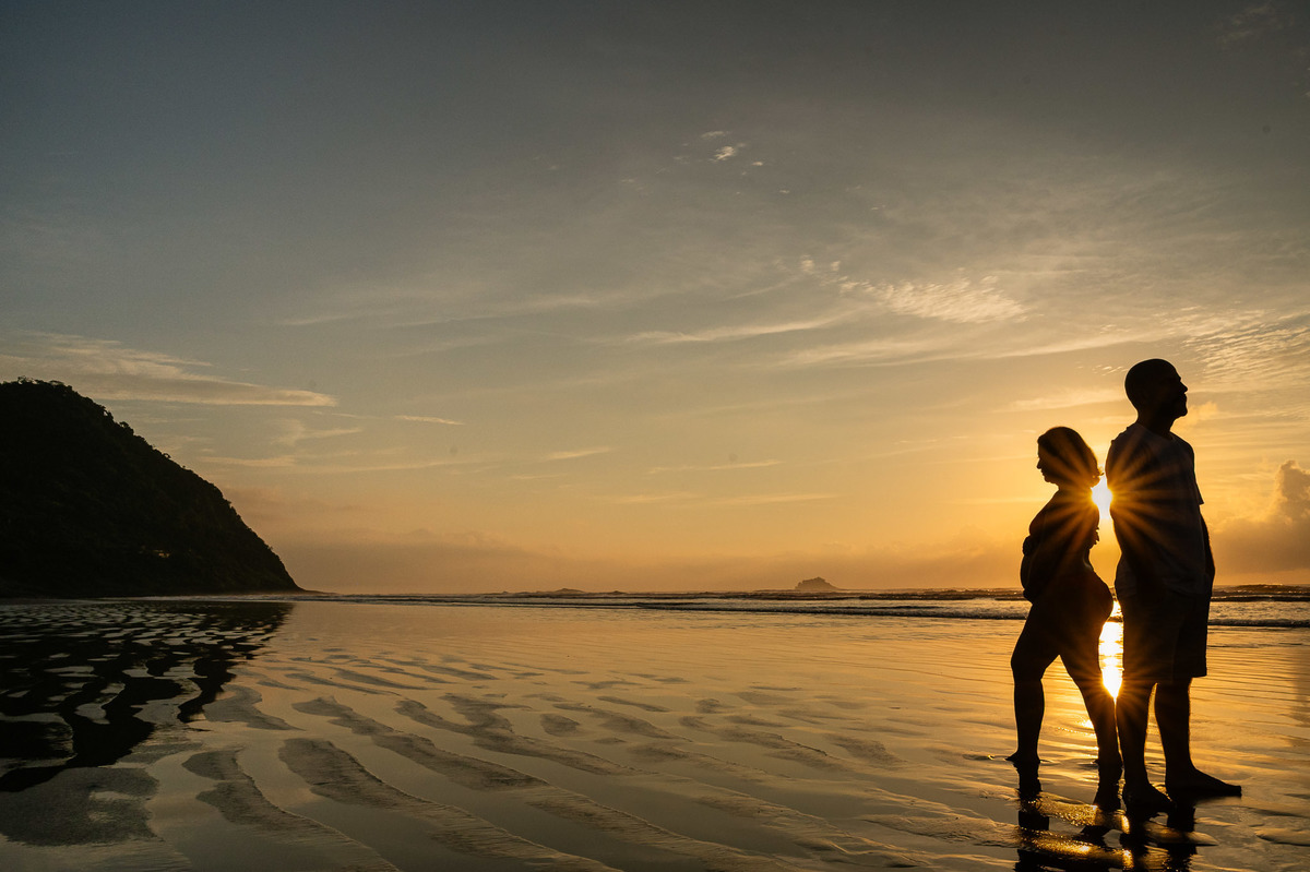 ensaio de gestante, gestar, ensaio de casal, praia, nascer do sol
