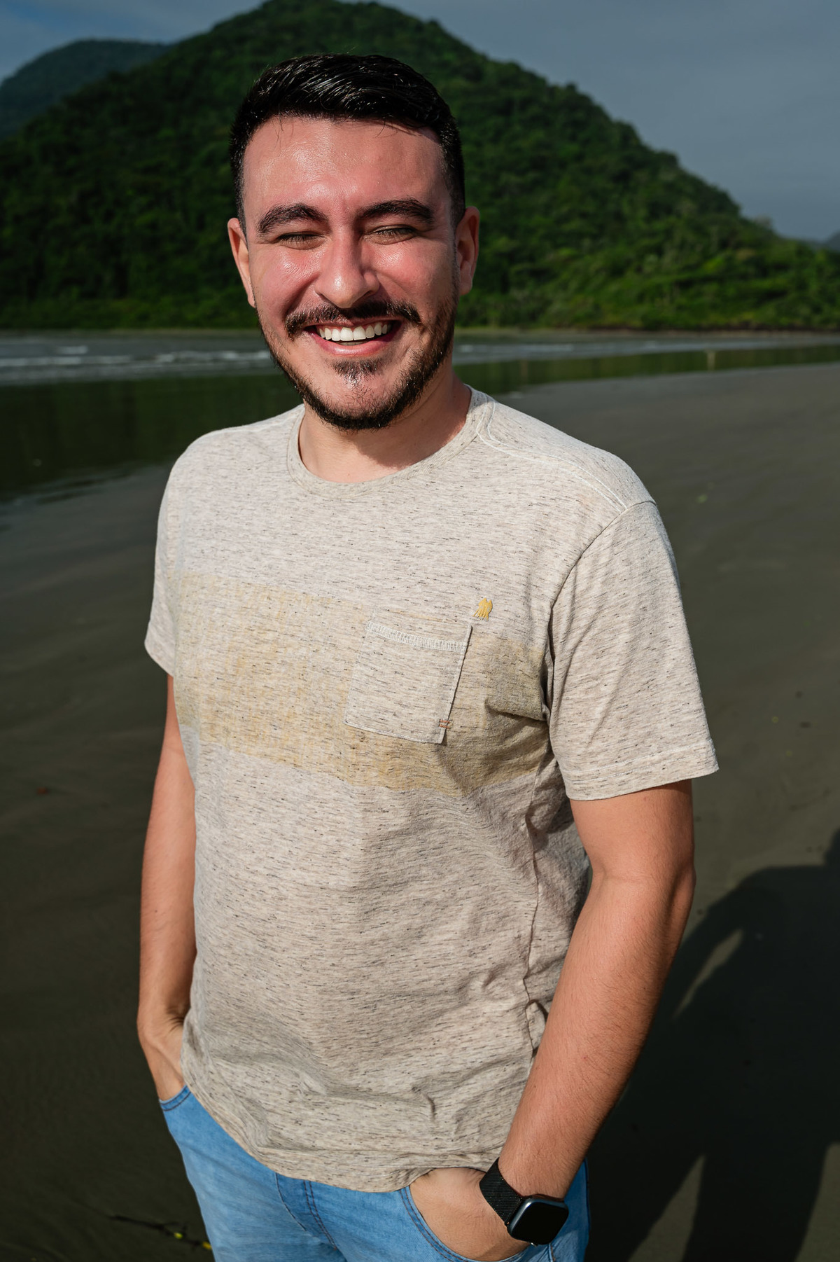 fotografia de casal - caminhando em uma trilha, ensaio de casal na praia - ensaio na praia com chuva