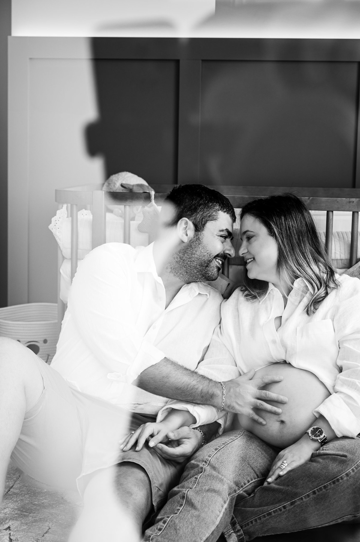 ensaio de gestante - lifestyle - gravidez, bebê, quarto de bebê - preto e branco