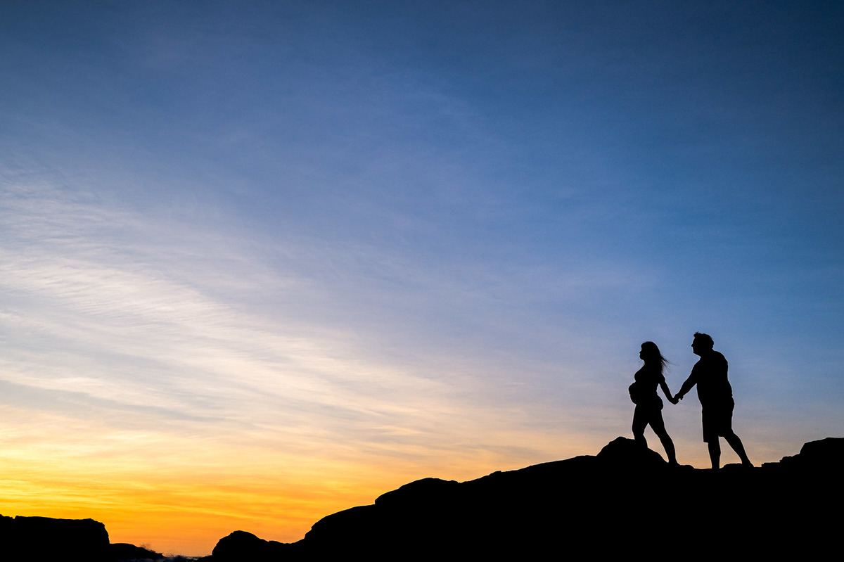 fotografia de silhueta de gestante na praia