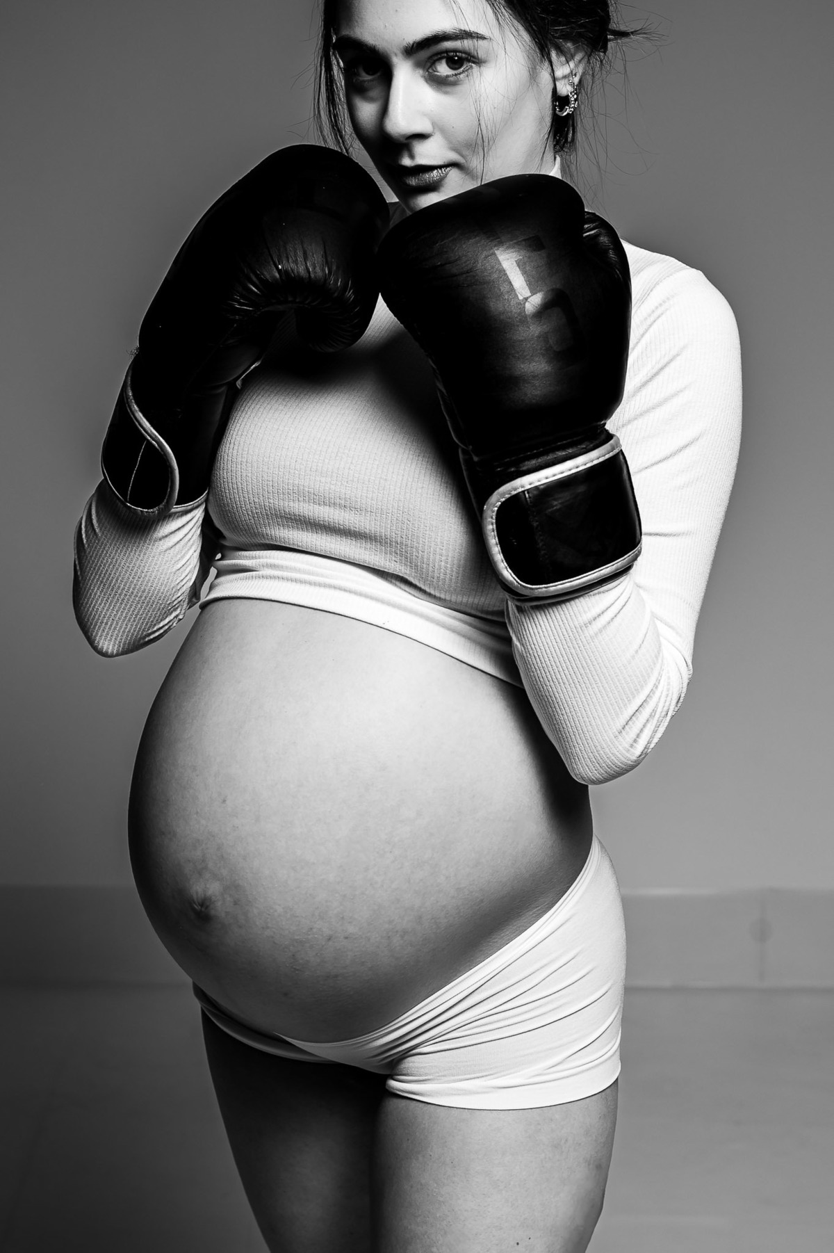 ensaio de gestante em estúdio, preto e branco
