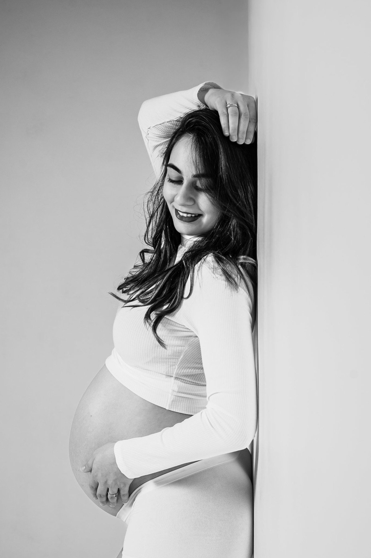 ensaio de gestante em estúdio, preto e branco