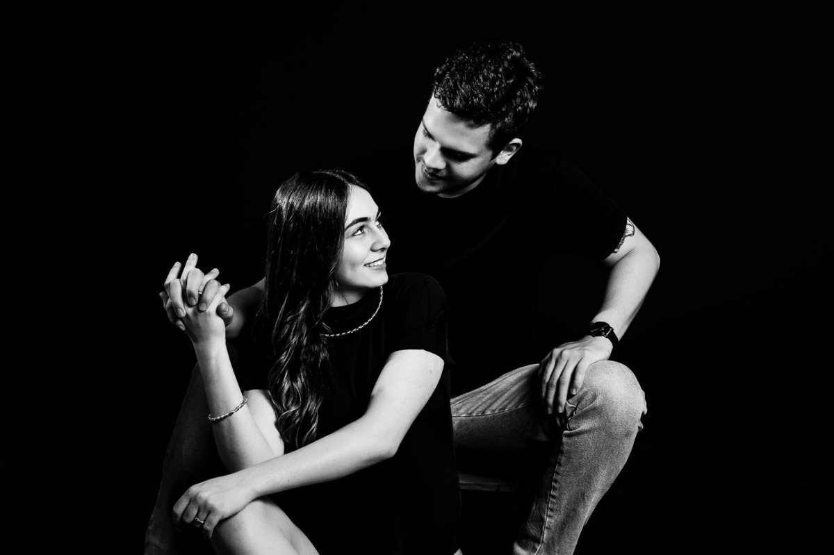 ensaio de gestante em estúdio, preto e branco