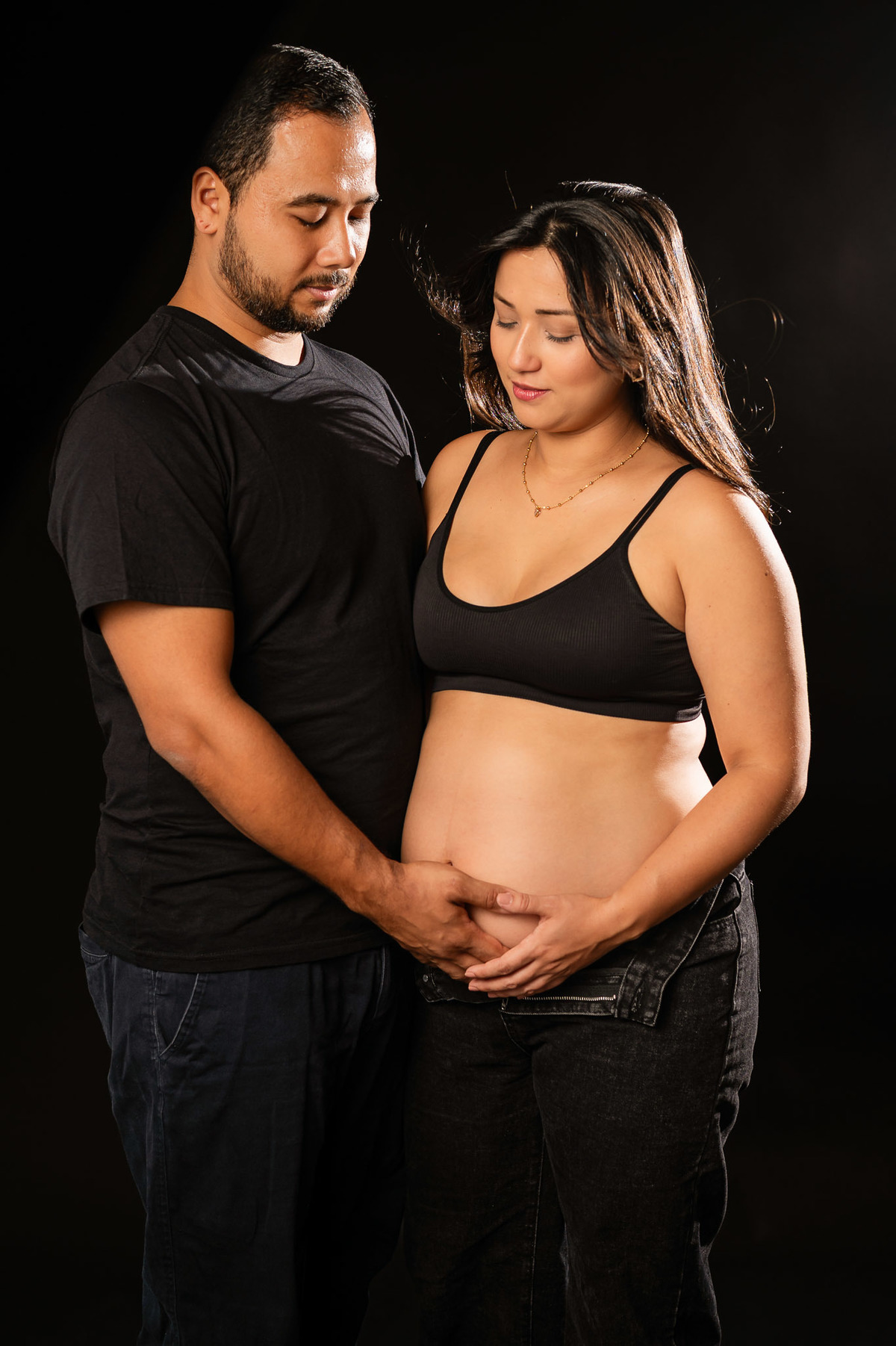 fotografia de gestante em estúdio - Peruibe - ensaio de gestante casal em estúdio