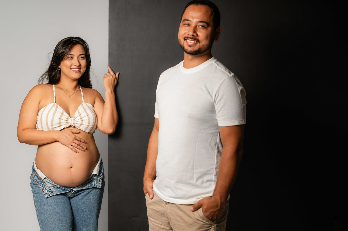 fotografia de gestante em estúdio - Peruibe - ensaio de gestante casal em estúdio
