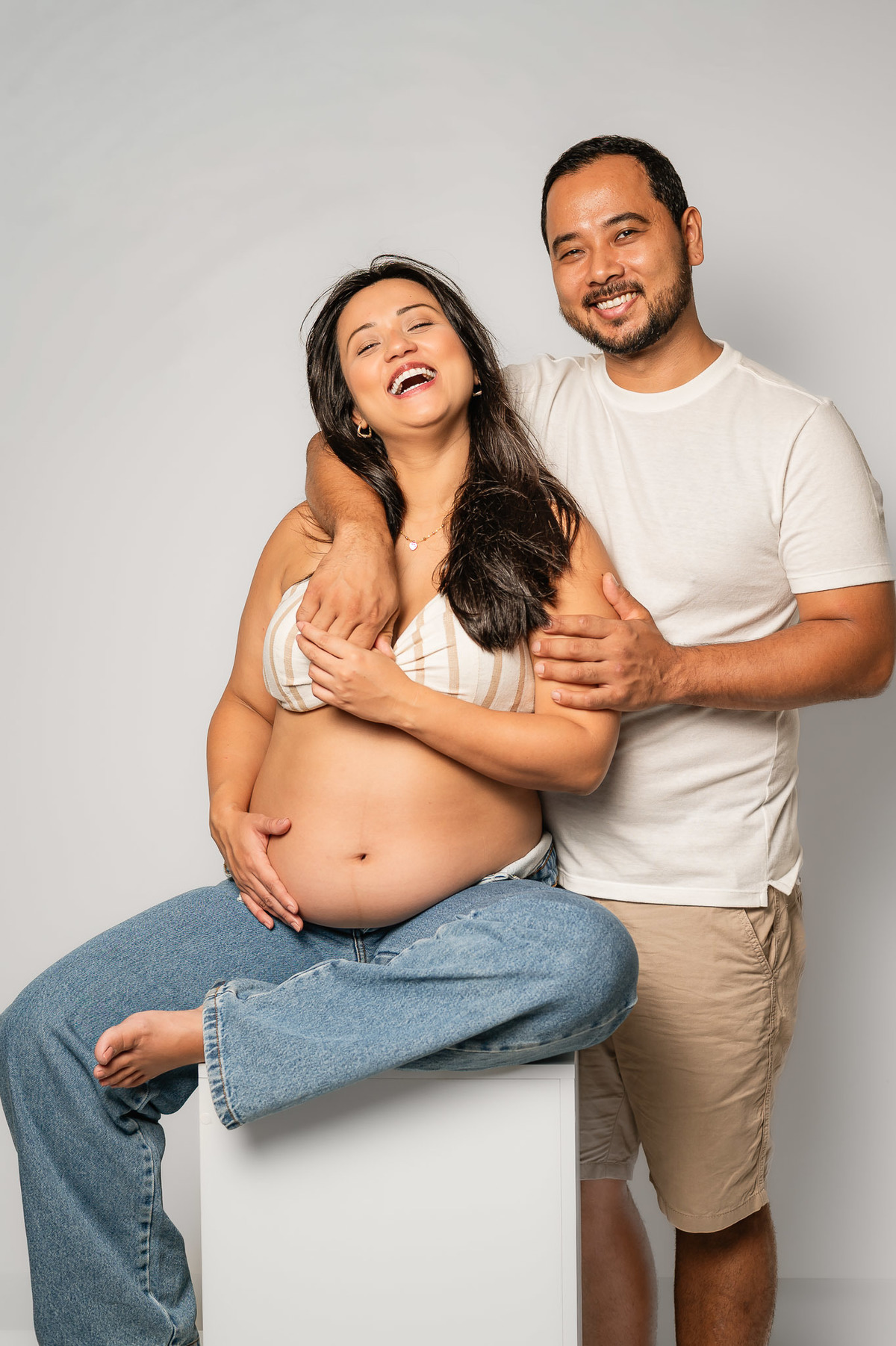 fotografia de gestante em estúdio - Peruibe - ensaio de gestante casal em estúdio