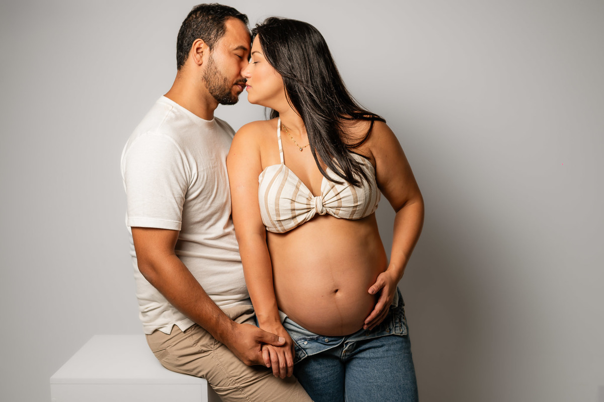 fotografia de gestante em estúdio - Peruibe - ensaio de gestante casal em estúdio