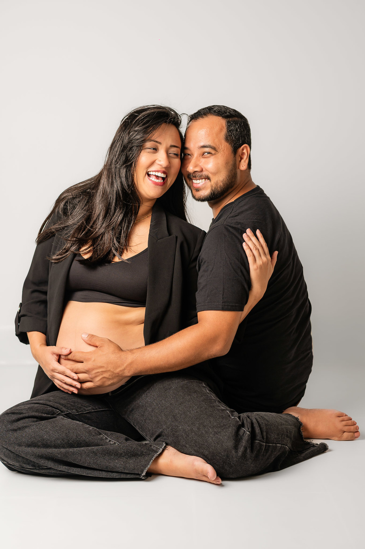 fotografia de gestante em estúdio - Peruibe - ensaio de gestante casal em estúdio