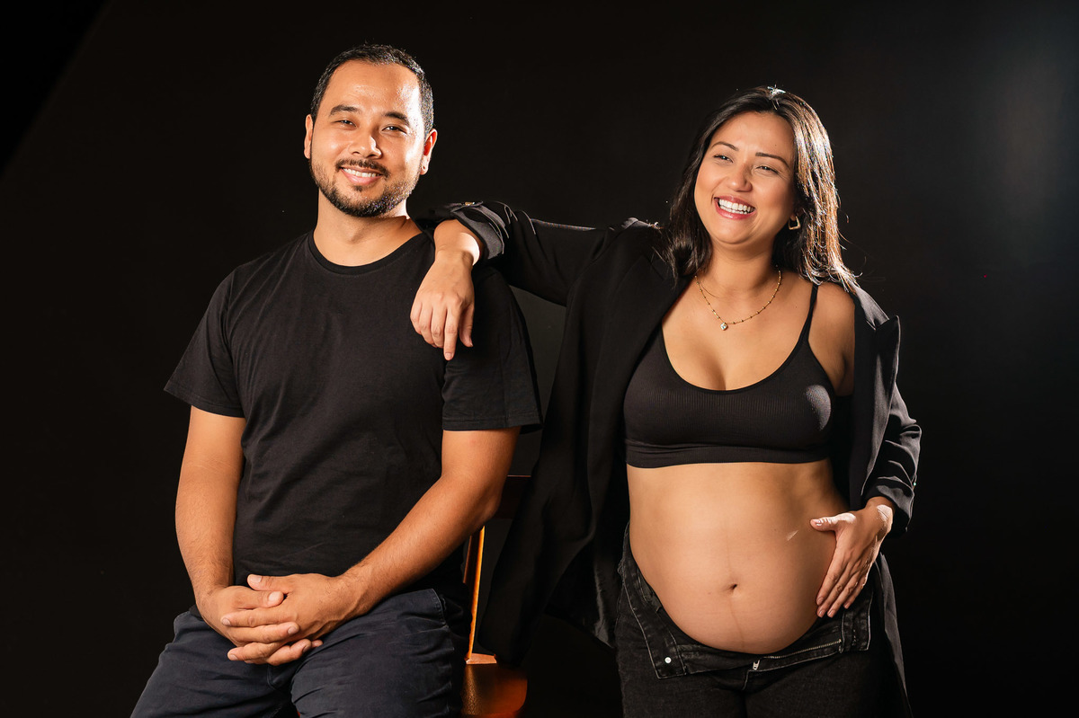 fotografia de gestante em estúdio - Peruibe - ensaio de gestante casal em estúdio