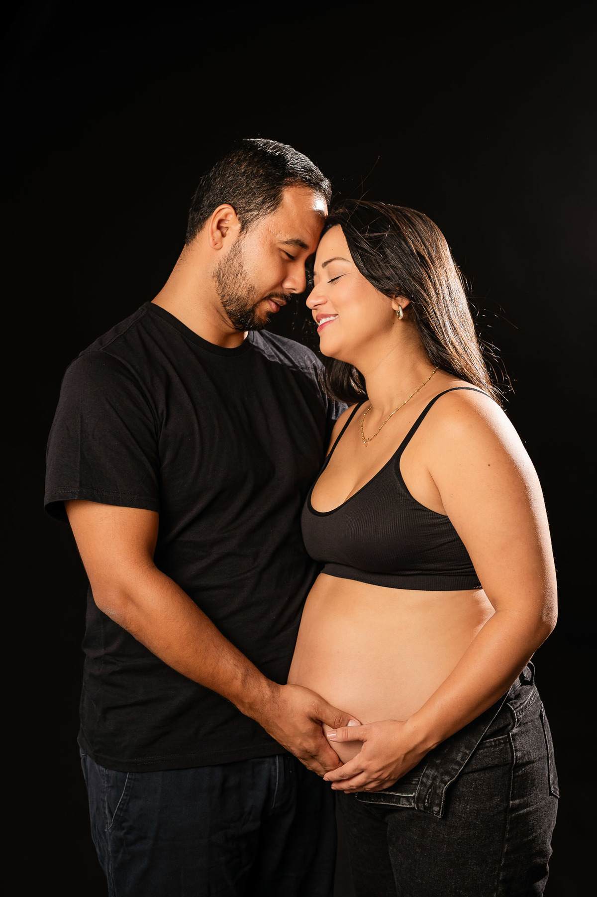 fotografia de gestante em estúdio - Peruibe - ensaio de gestante casal em estúdio