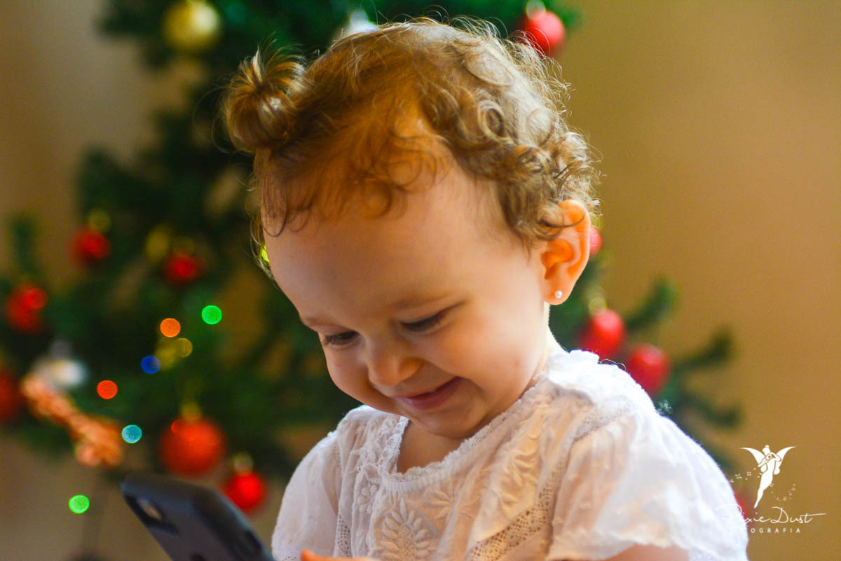 Bebê de 1 ano em um Ensaio de Natal documental em casa na Barra da Tijuca, Rio de Janeiro