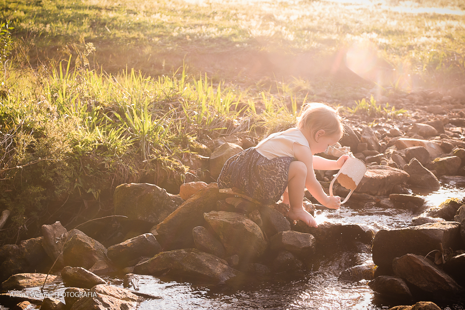foto de criança em rio