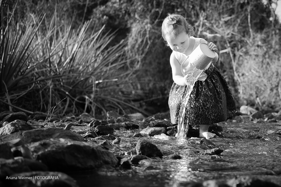 foto em criança em rio