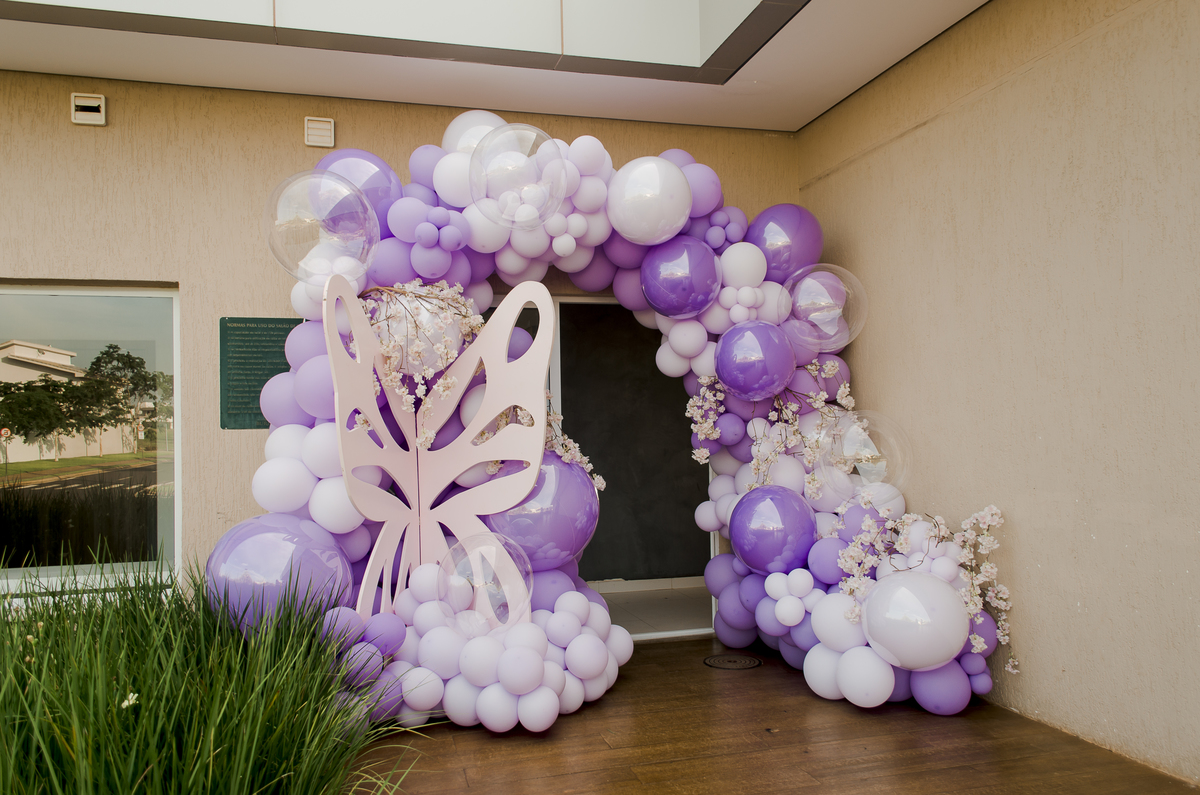 hall de entrada com baloes roxos, festa tema jardim