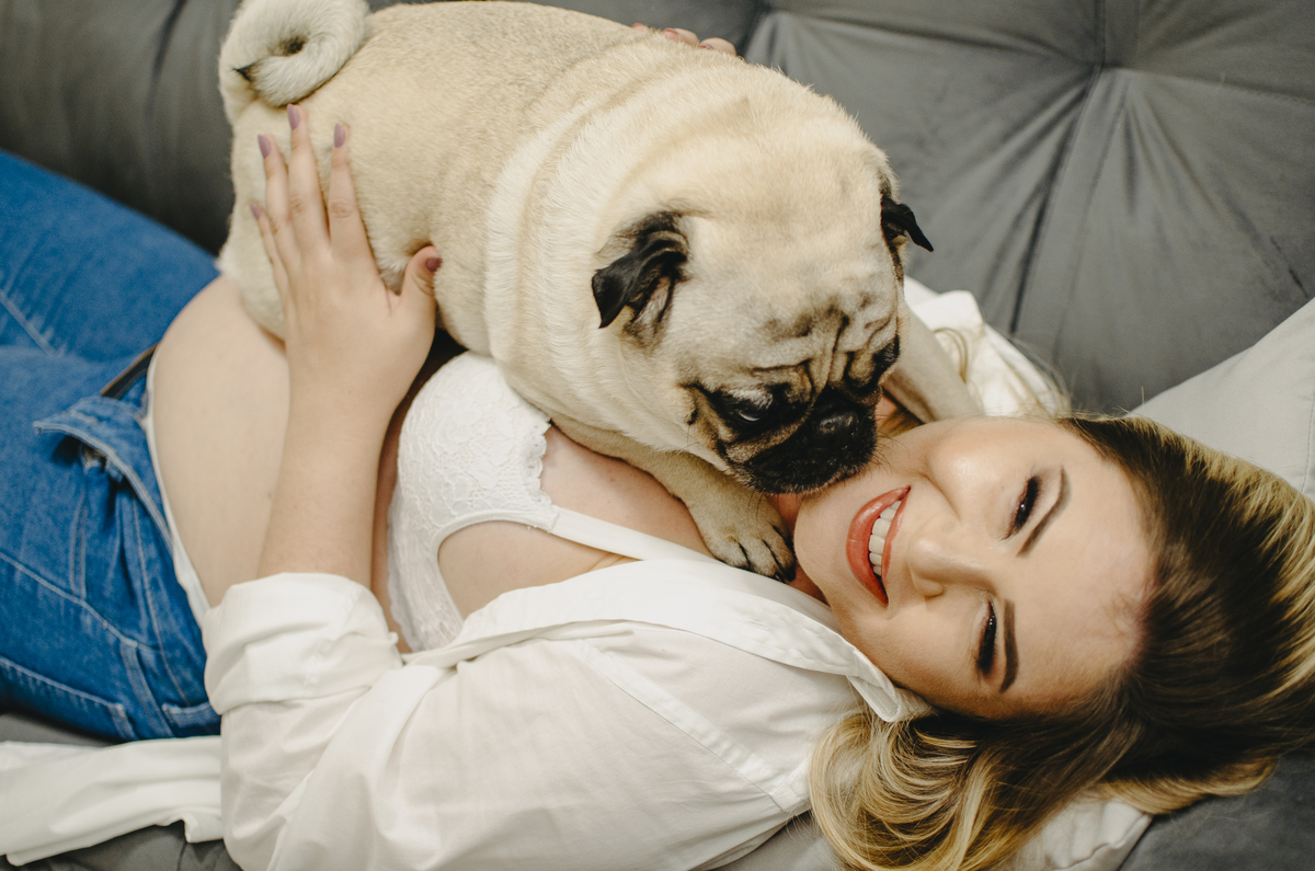 ensaio de gestante em casa cachorro