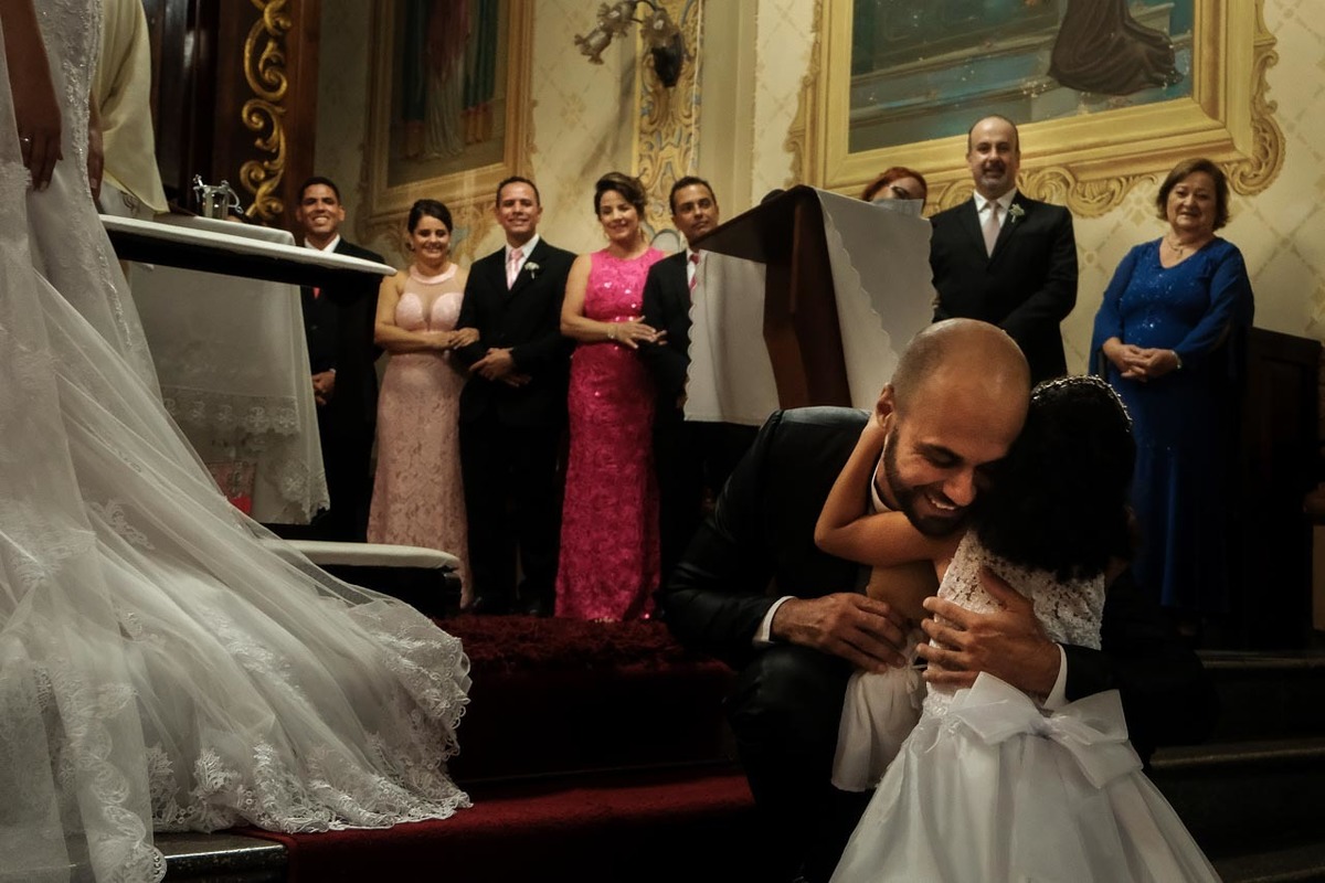 noivo feliz recebe daminha em entrada das alianças em casamento em guaratinguetá