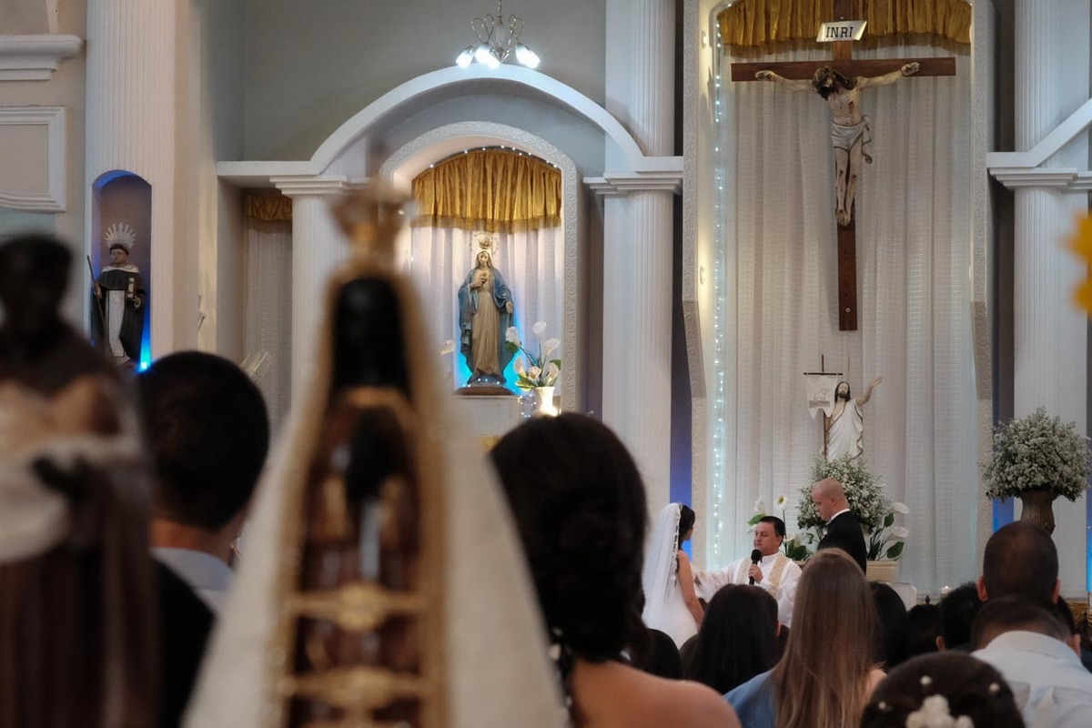 vista panorâmica de imagem de Nossa Senhora Aparecida abençoando cerimonia de casamento em Guaratinguetá foto erasmo ballot