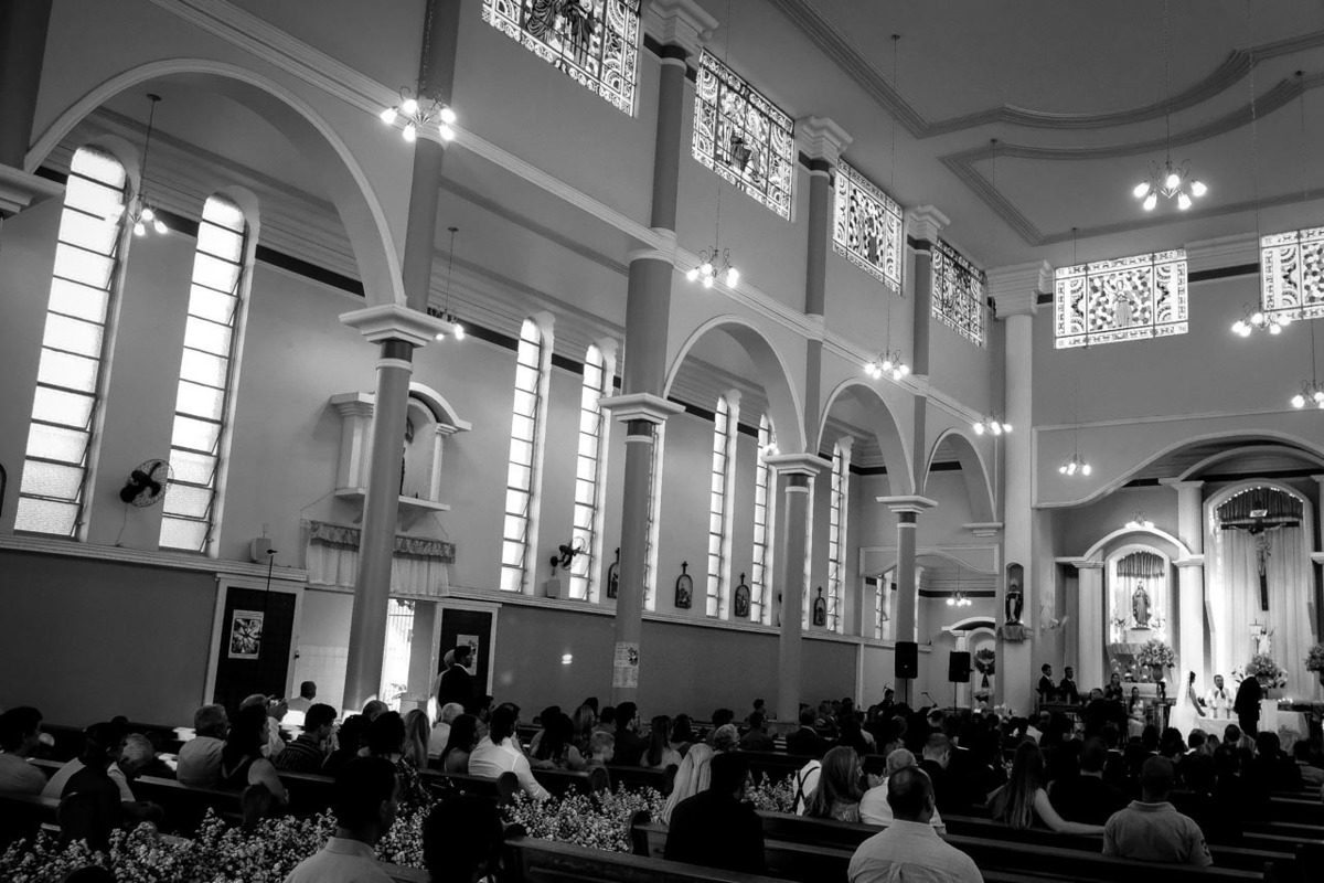 vista interna da igreja de São Benedito em Guaratinguetá em cerimônia de casamento foto erasmo ballot