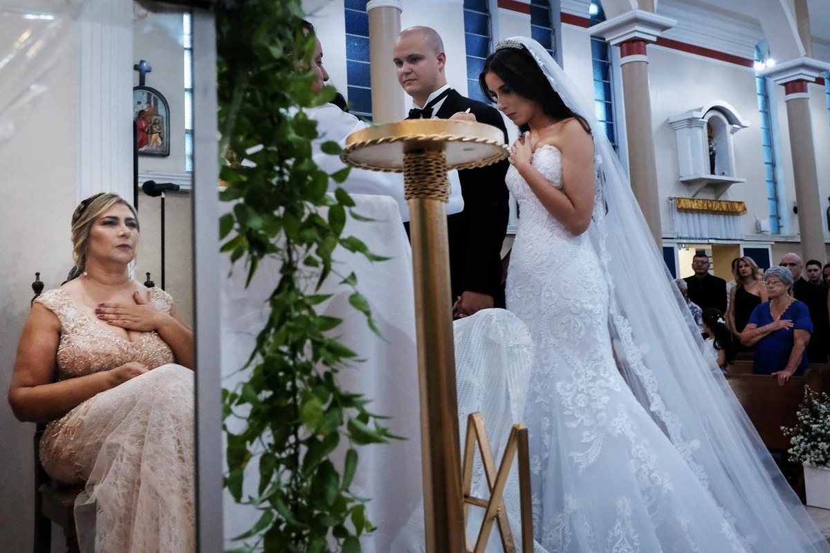mão emocionada em oração conectada a filha noiva  em cerimônia de casamento em Guaratinguetá foto erasmo ballot