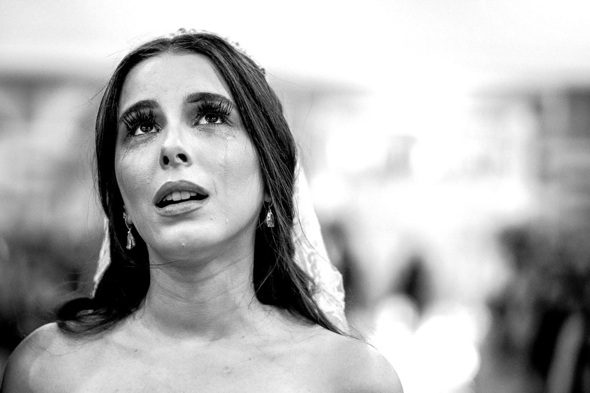 noiva emocionada chora em lagrimas em cerimônia de casamento em Guaratinguetá foto erasmo ballot