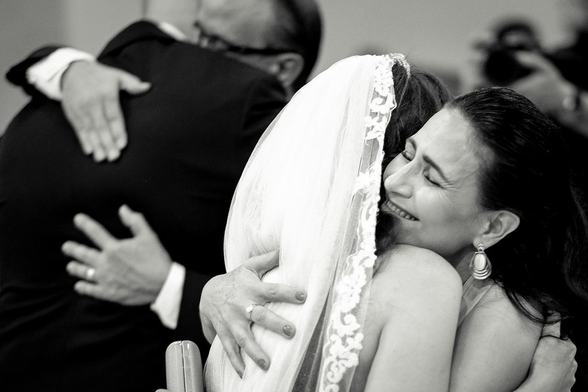 pai abraça noivo e mão abraça noiva emocionados em momento de muita alegria e lagrimas em cerimônia de casamento em Guaratinguetá foto erasmo ballot