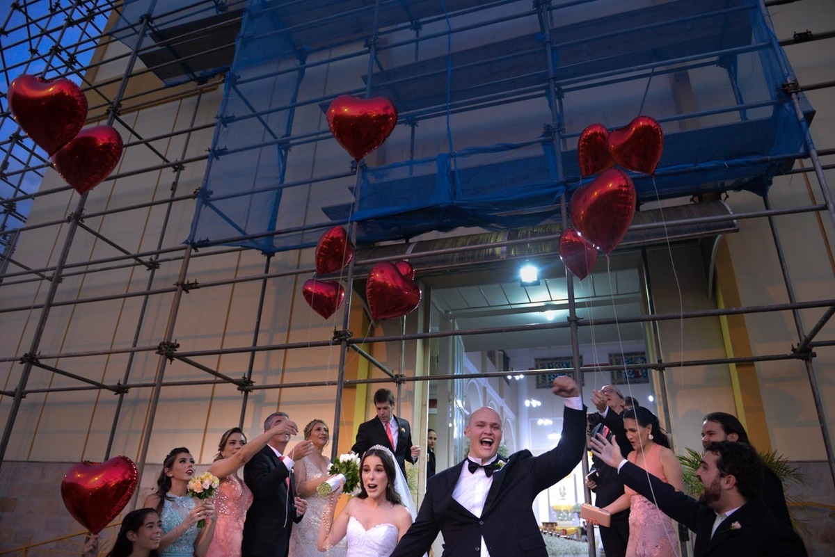saída dos noivos felizes com balão em cerimônia de casamento em Guaratinguetá foto erasmo ballot