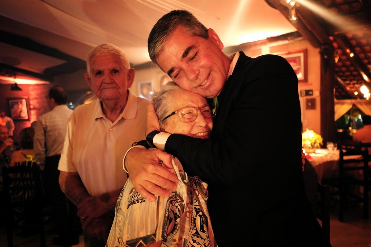 pai abraça tia emocionado no recanto vip em Guaratinguetá em festa de casamento foto erasmo ballot