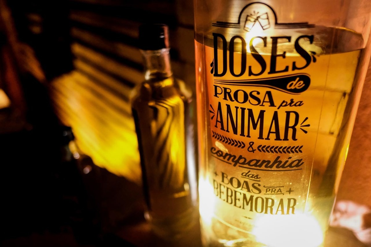 garrafa de cachaça em festa de casamento no recanto vip em Guaratinguetá em festa de casamento foto erasmo ballot