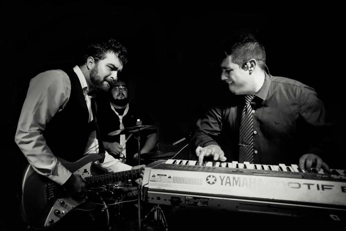 amigo do noivo toca musica em festa junto com a banda bala no recanto vip em Guaratinguetá em festa de casamento foto erasmo ballot