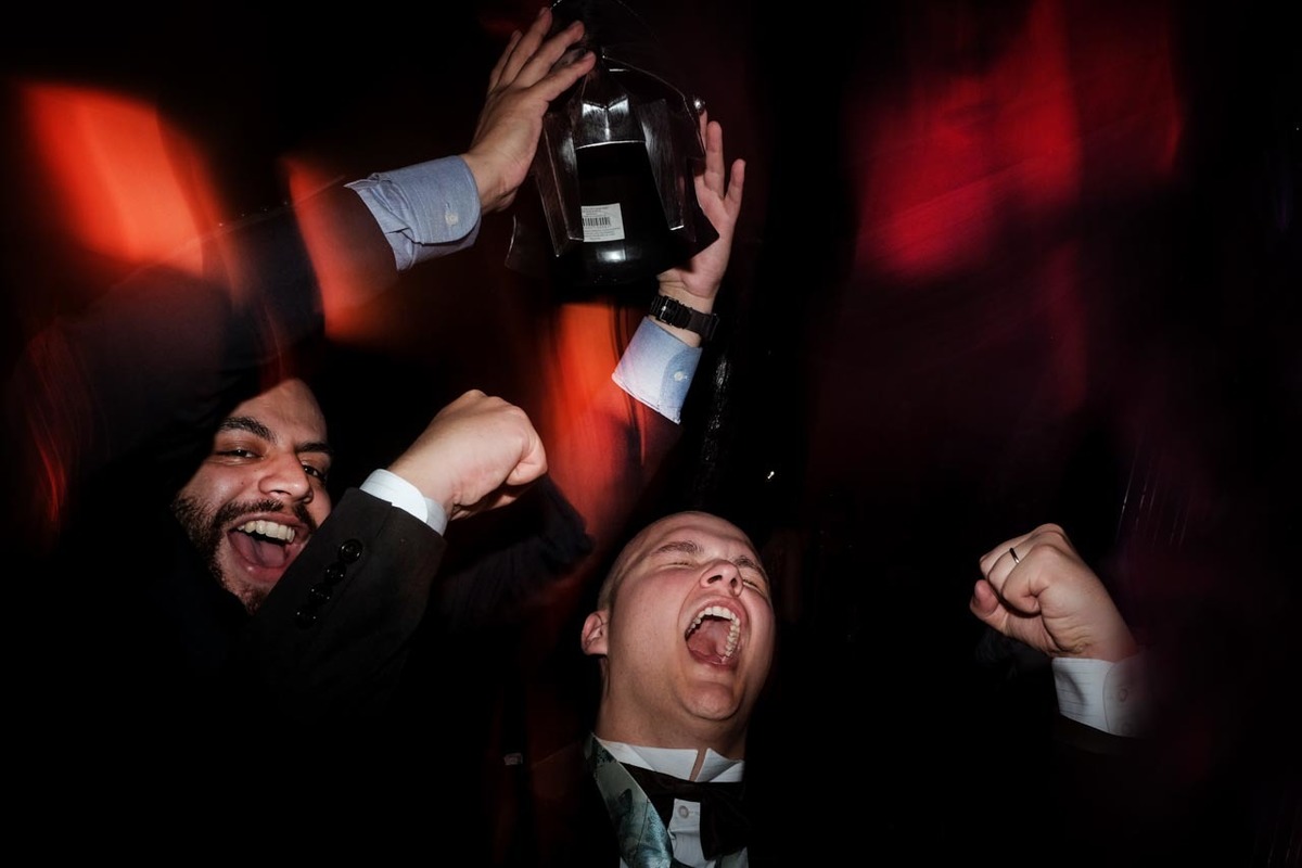 momento de grande alegria do noivo comemorando em momento descontraído da gravata no recanto vip em Guaratinguetá em festa de casamento foto erasmo ballot