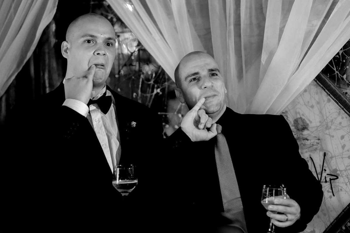 noivo e amigo imitando austin powers cena de filme dos carecas amigas no recanto vip em Guaratinguetá em festa de casamento foto erasmo ballot