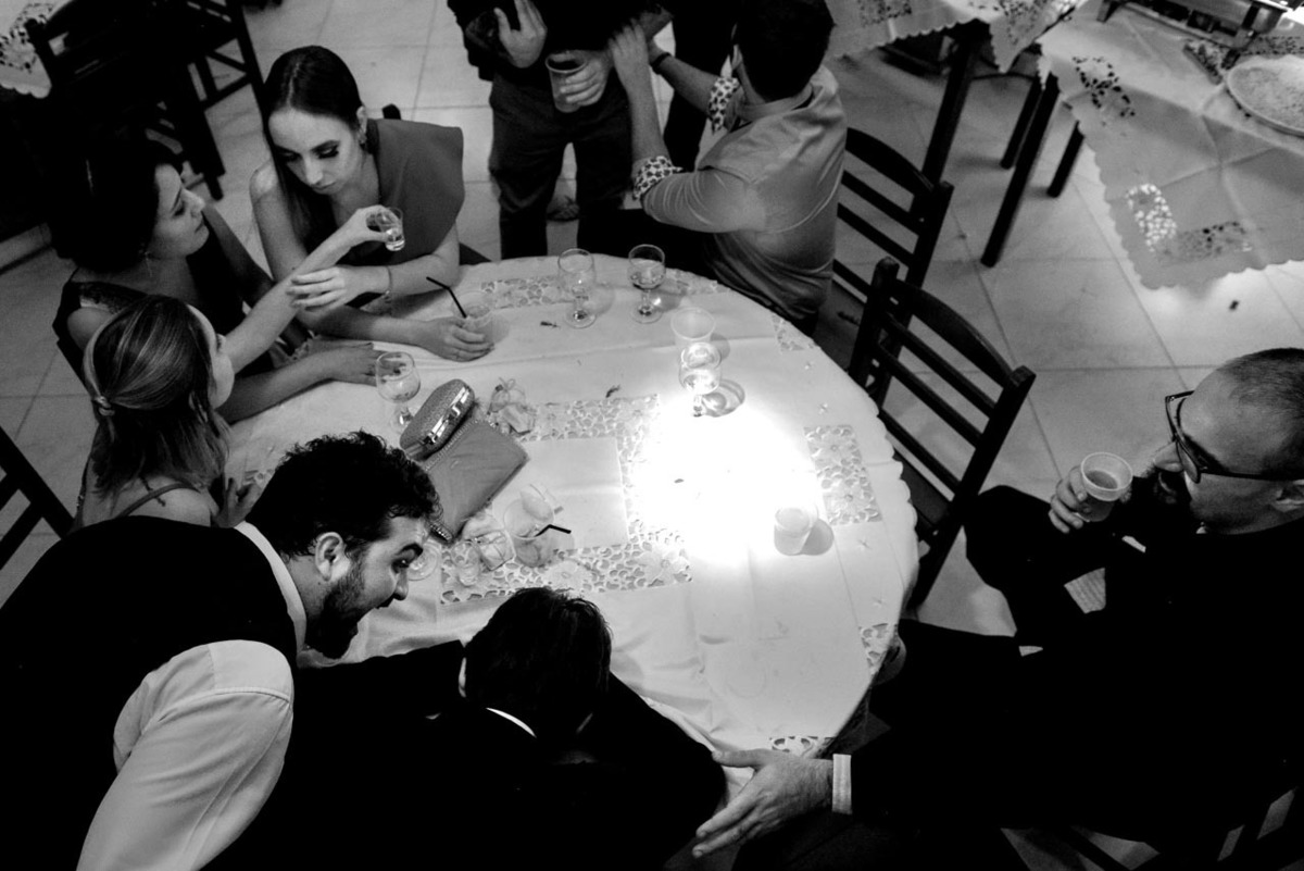 amigo grita para acordar padrinho desmaiado de beber na mesa no recanto vip em Guaratinguetá em festa de casamento foto erasmo ballot