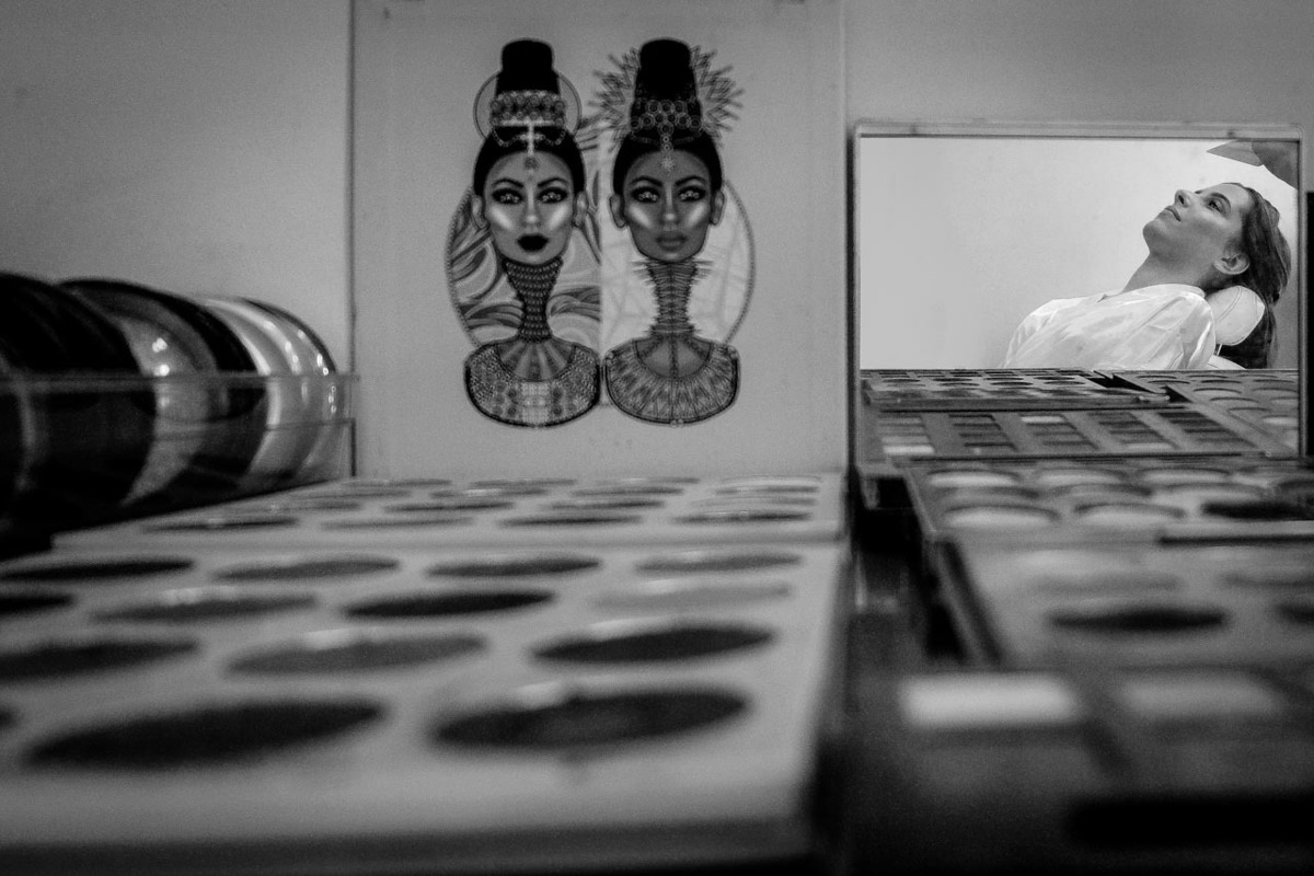 noiva se arruma no salão de maquiagem e make flavia alonzo studio 907 de casamento em Guaratinguetá foto erasmo ballot

