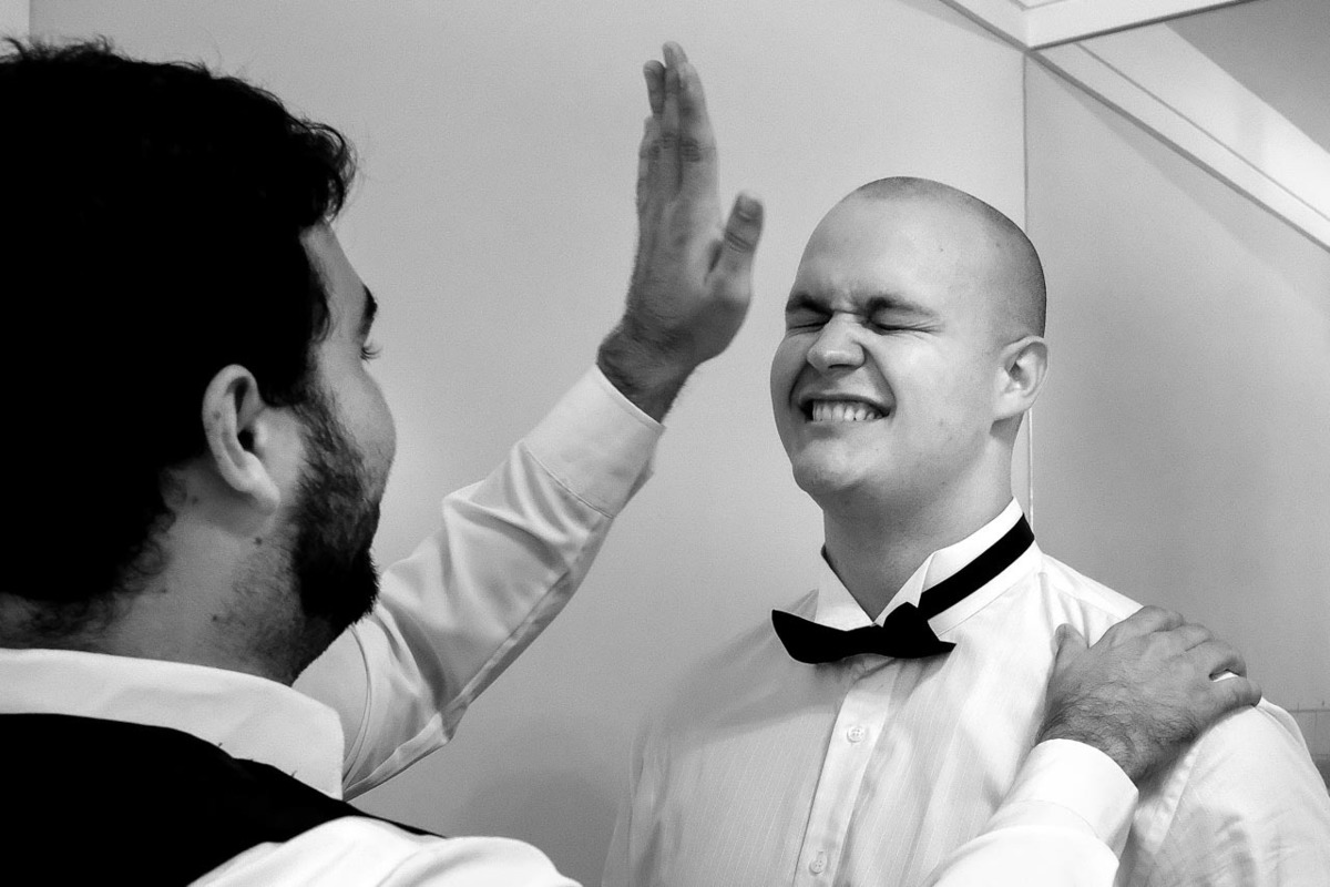 noivo em momento descontraído toma tapa de padrinho em making of de casamento em Guaratinguetá foto erasmo ballot
