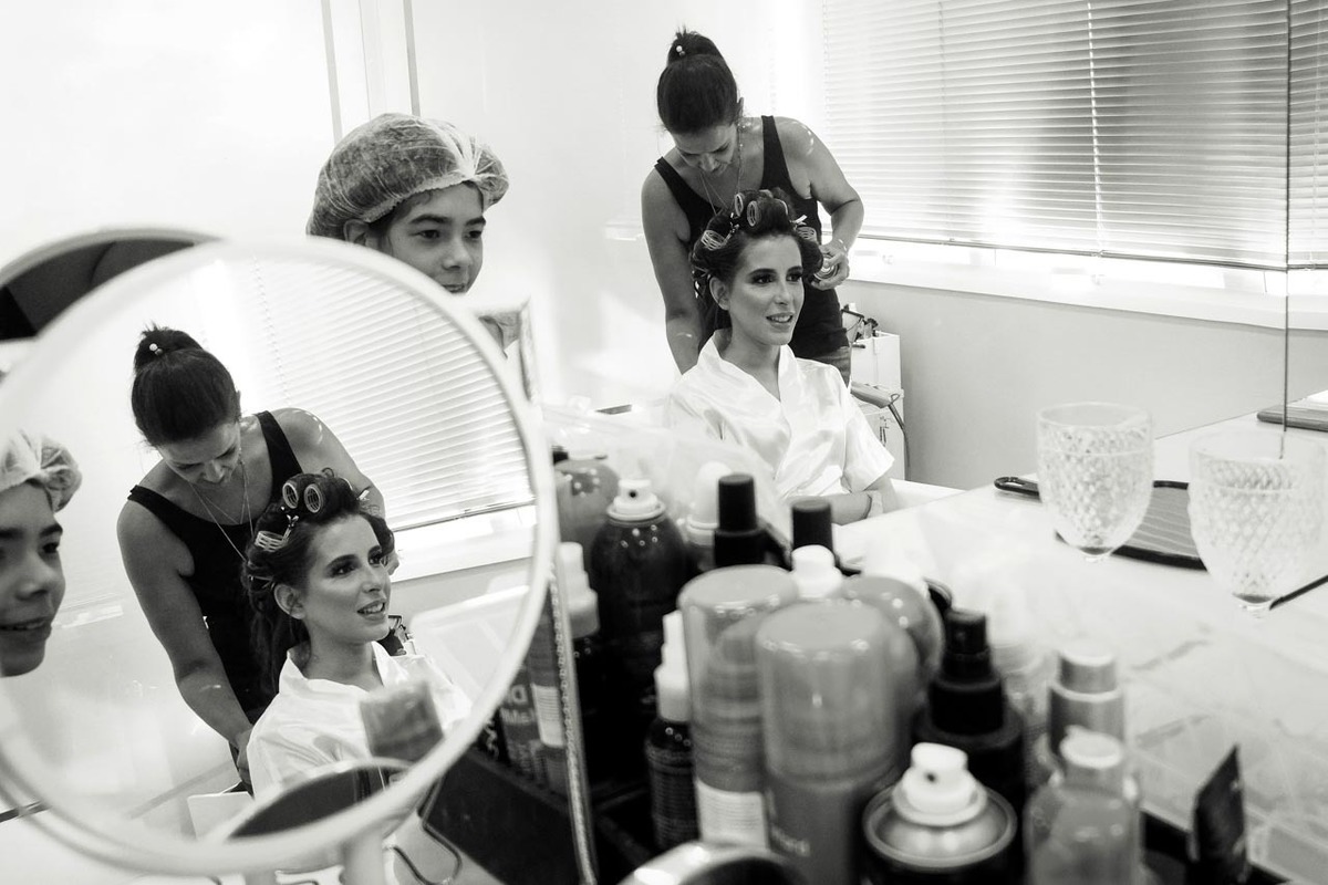 noiva com irmã se arruma em making of de casamento em Guaratinguetá foto erasmo ballot