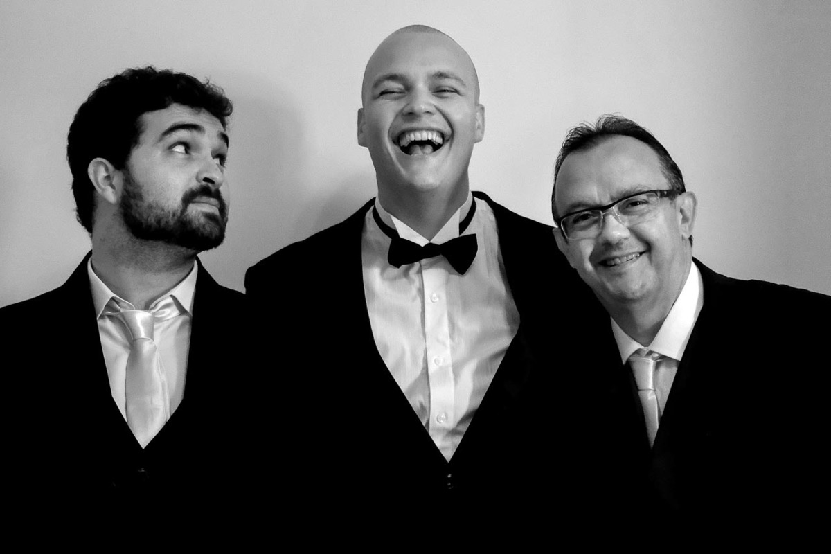 retrato do pai com noivo e amigo em making of de casamento em Guaratinguetá foto erasmo ballot