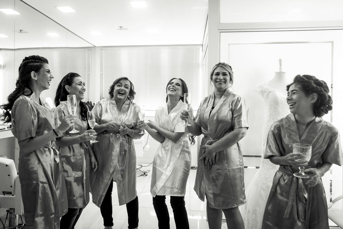 familia animada da noiva, mãe, madrinhas, irmãs e tias em making of de casamento em Guaratinguetá foto erasmo ballot