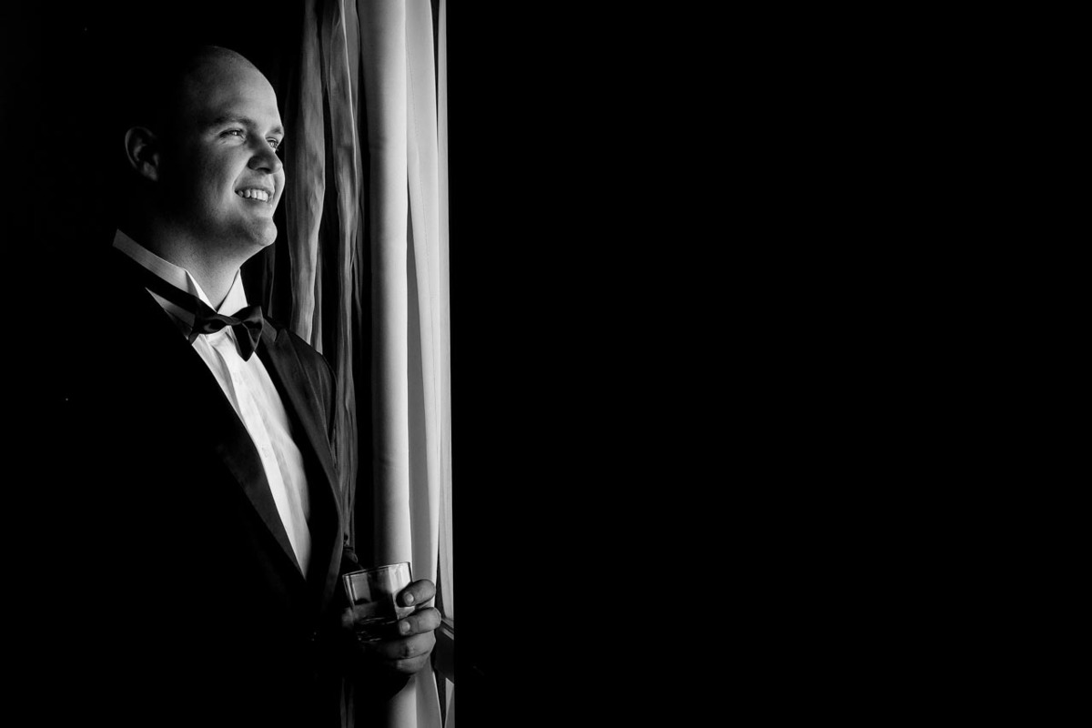 noivo aguarda ansioso o momento do início do casamento em Guaratinguetá foto erasmo ballot