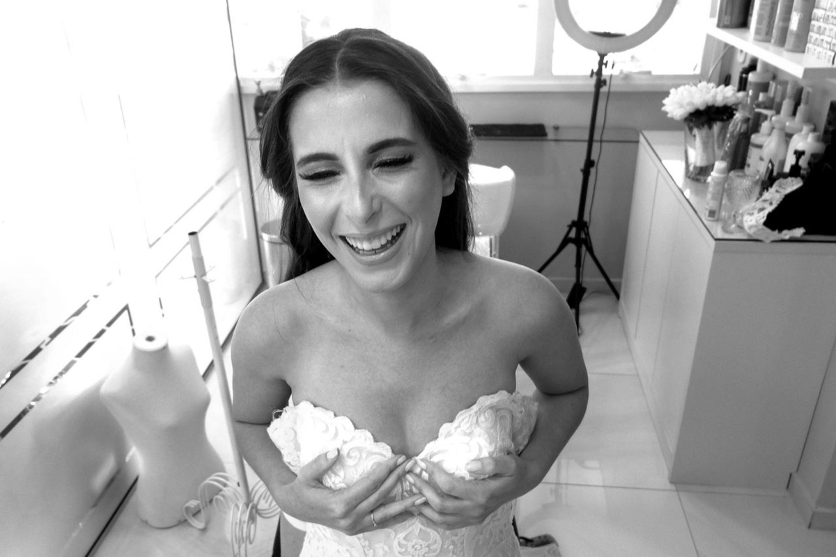 noiva quase pronta sorridente e feliz em making of de casamento em Guaratinguetá foto erasmo ballot