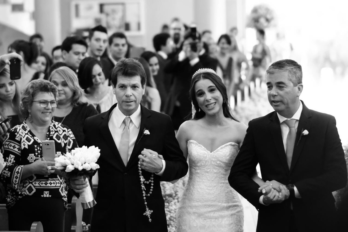 noivo em momento descontraído toma tapa de padrinho em making of de casamento em Guaratinguetá foto erasmo ballot